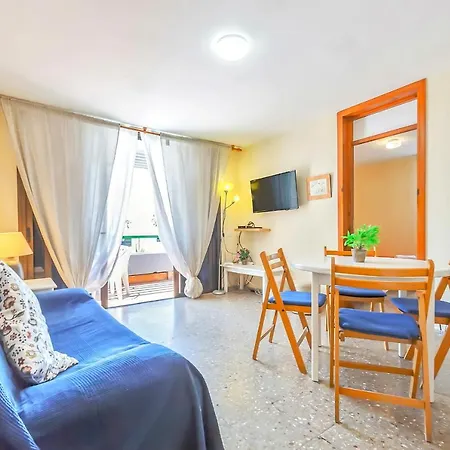 Apartment With Wifi, Pool,Near Beach,Tenerife South شقة *