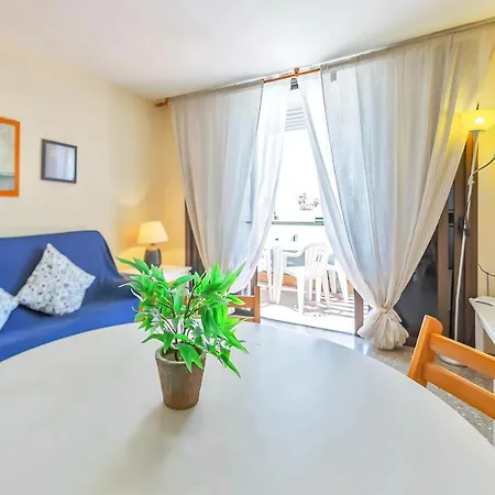 Apartment With Wifi, Pool,Near Beach,Tenerife South شقة